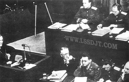 中国代表在远东国际军事法庭参加审判战犯(转自:历史上的今天。com)