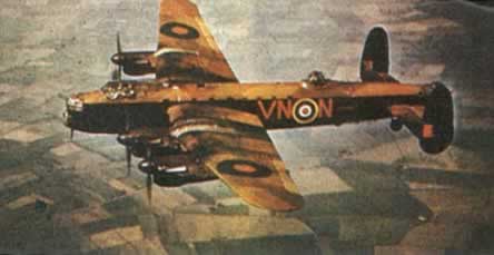 美英对柏林进行饱和轰炸，飞机制造厂遭袭击