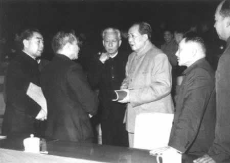 中共召开“七千人大会”,纠正“大跃进”的错误